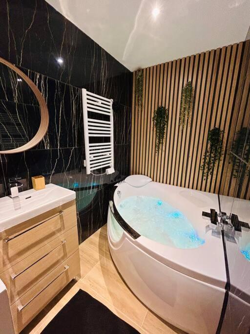 Apartamento T4 Jolie Vue Avec Jaccuzzi Vitrolles  Exterior foto